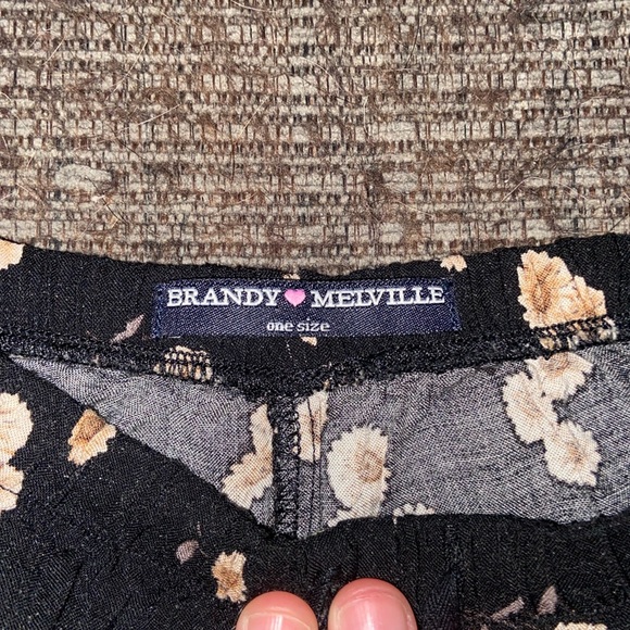 Brandy Melville - Sunflower shorts - Picture 2 of 2
